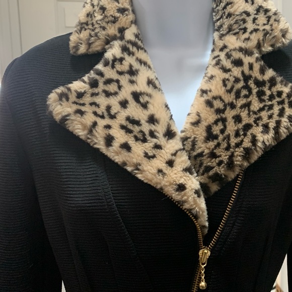 Feel like Cat Woman! Stretch knit catsuit with faux leopard fur-collar and cuffs - Picture 5 of 12